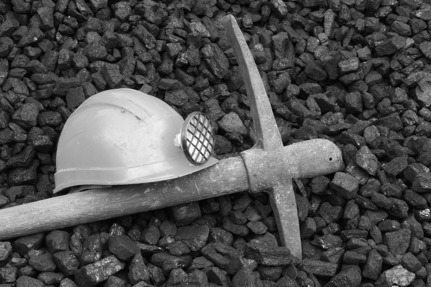 Photo helmet and pick commemorating the death of miners, black and white photo